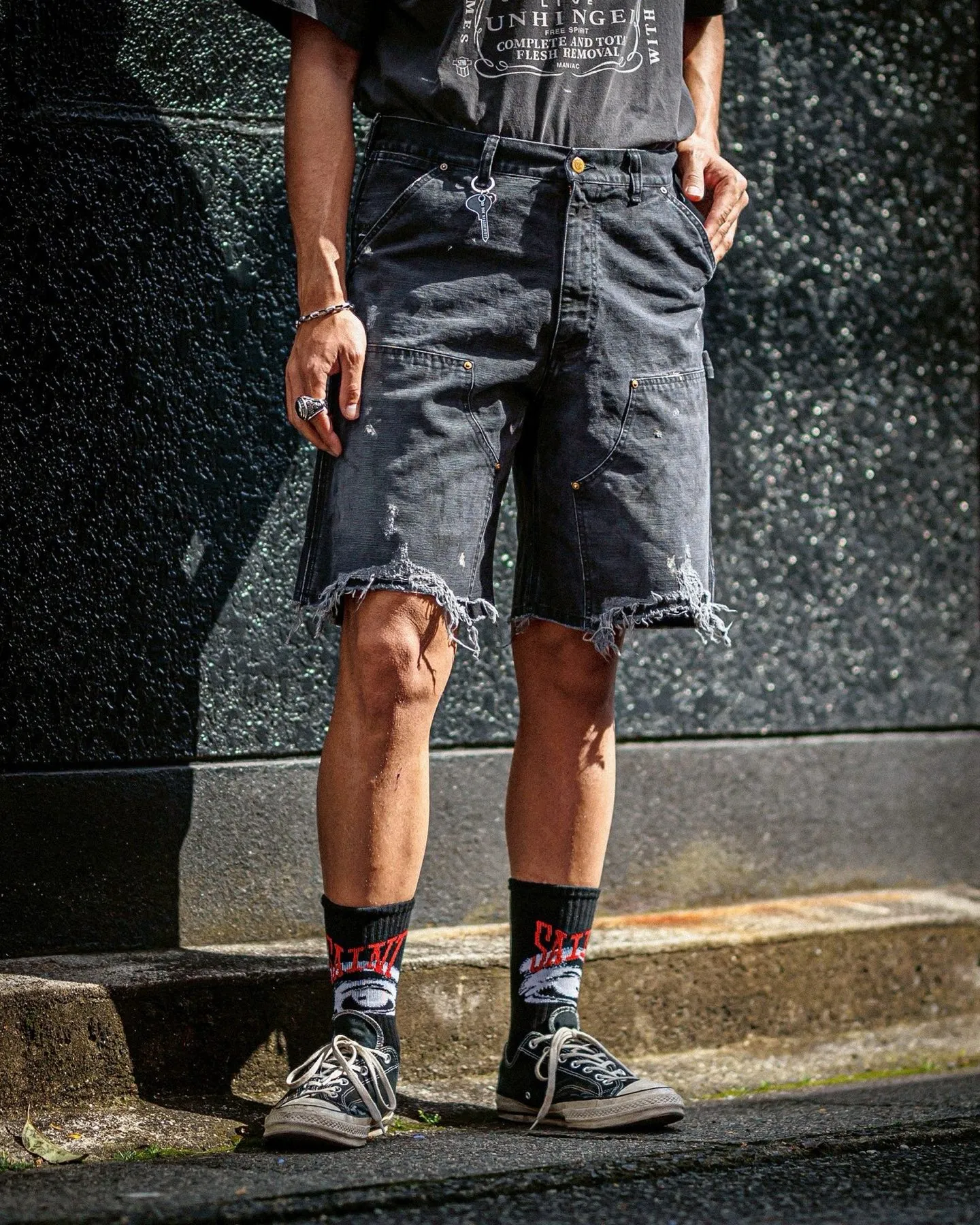 SAINT Mxxxxxx DOUBLE KNEE SHORTS/BLK Knee patches splashed with ink, washed and damaged denim shorts. Washed black S-XL. Custom woven and dyed denim denim with clear texture. Rewashed and faded to create local mottled fading/hole effects. Artificial distressing to simulate natural traces of wear. Original consistent damage treatment. Hand splashed ink and paint. Original consistent wash mark/pocket mark. Double knee patch. Rivet reinforcement. Improve functionality and enhance design.